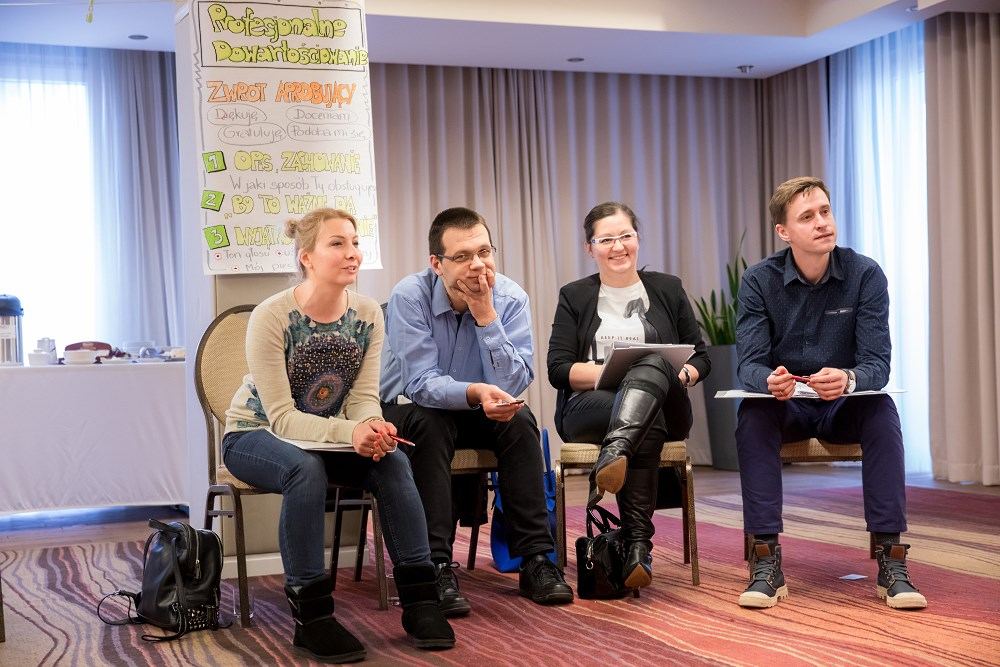 Zespół praktyki pracuje w kręgu podczas szkolenia zamkniętego