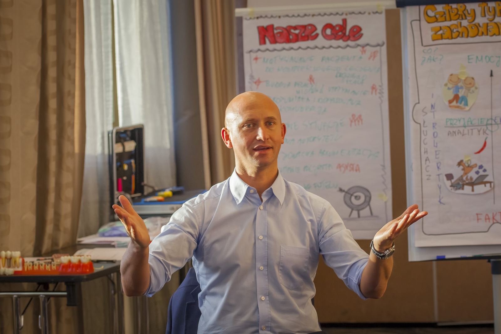 Michał Katarzyński prowadzi ćwiczenie przy flipcharcie