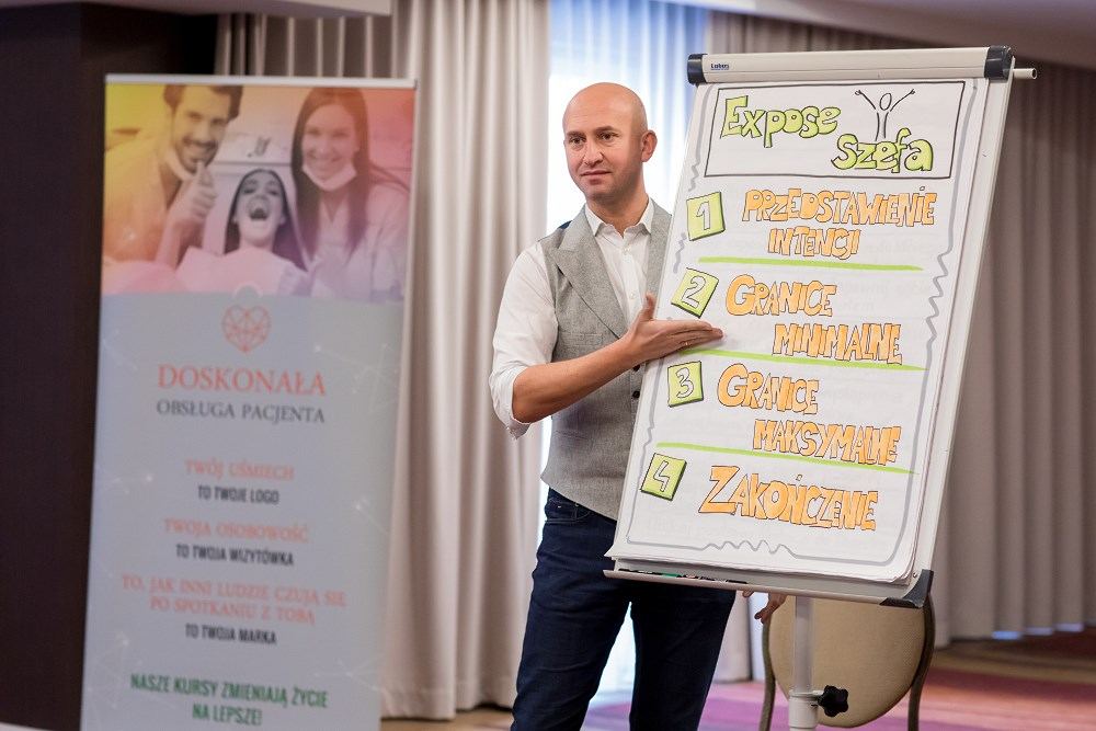 Michał Katarzyński prezentuje wypracowane standardy obsługi pacjenta