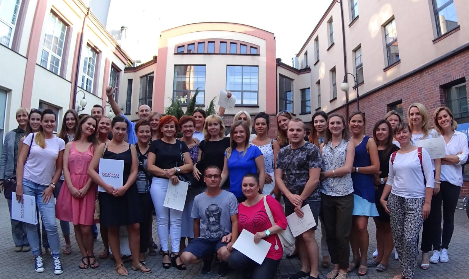 Uczestnicy szkolenia otwartego przed miejscem zajęć