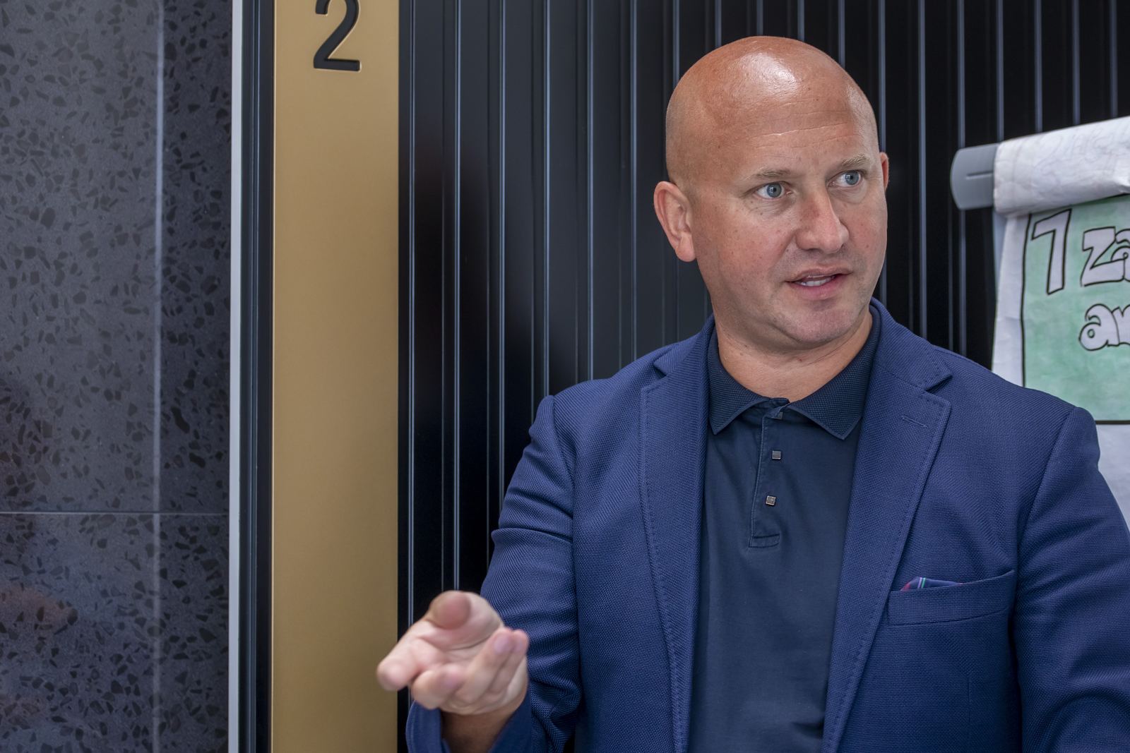 Michał Katarzyński omawia prezentację planu leczenia