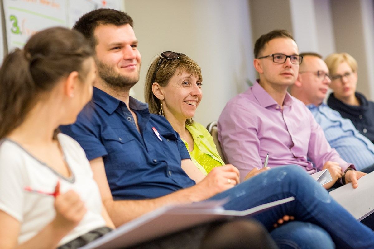 Uczestnicy szkolenia słuchają omówienia ćwiczenia