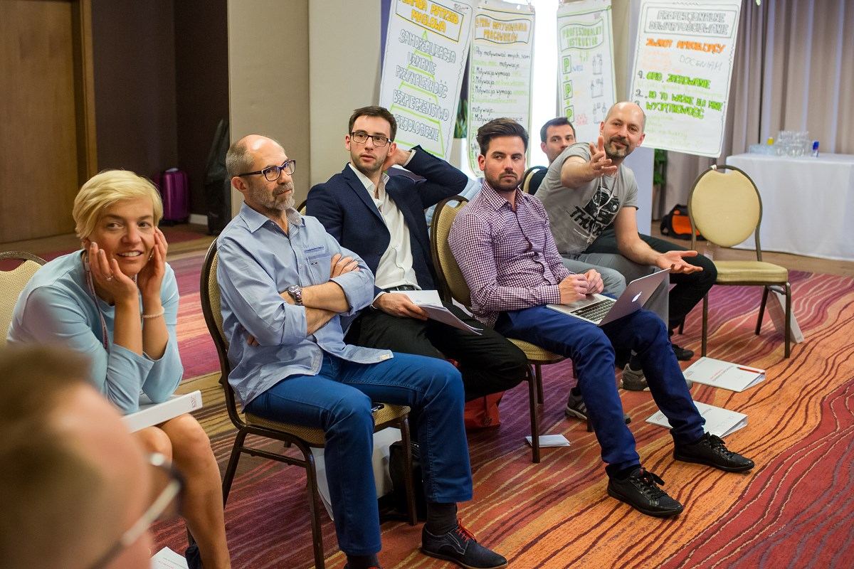 Uczestnicy szkolenia pracują w kręgu podczas ćwiczenia