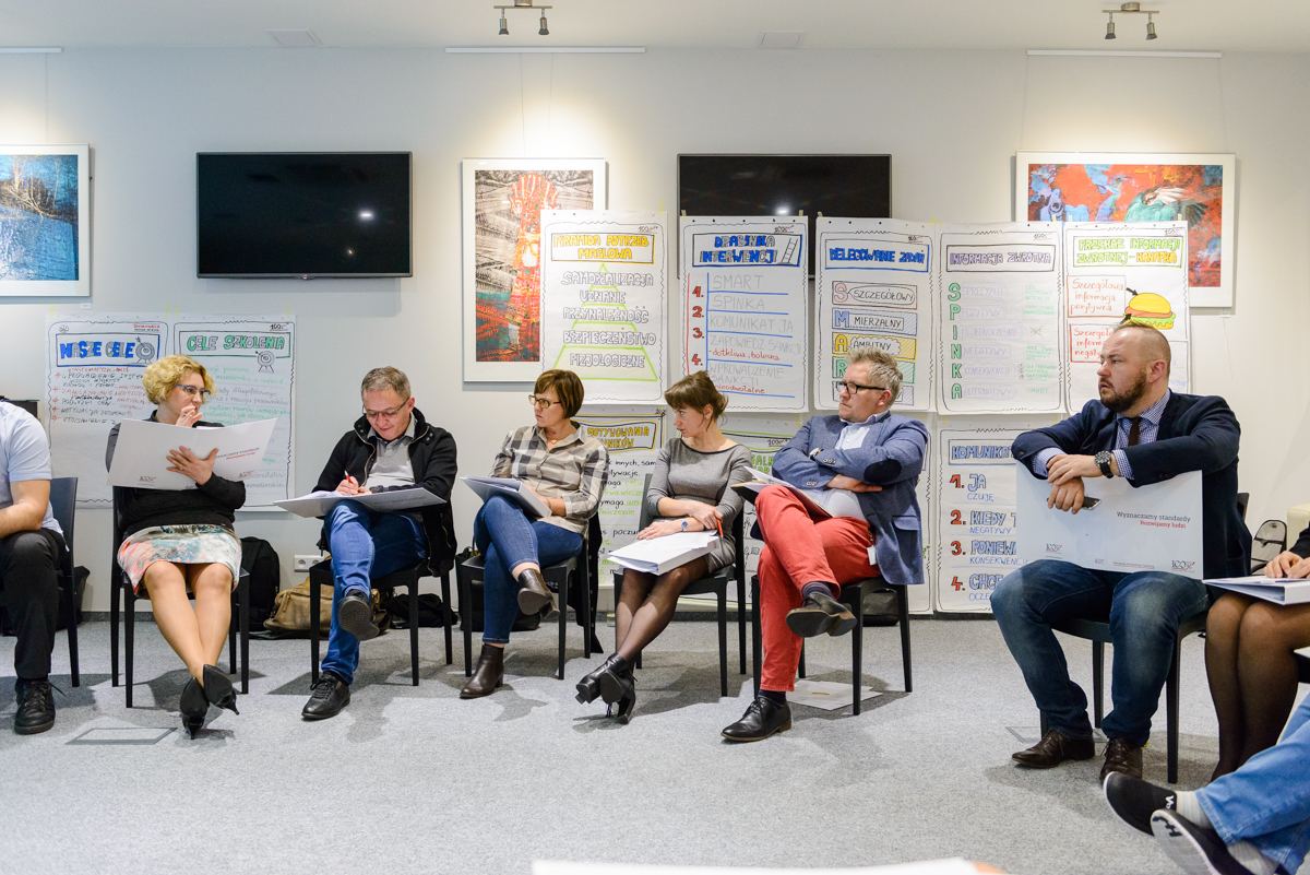 Uczestnicy szkolenia pracują w kręgu podczas ćwiczenia